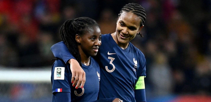 皇冠体育官网-巴黎圣日耳曼遭遇惨败，冠军宝座动摇的简单介绍